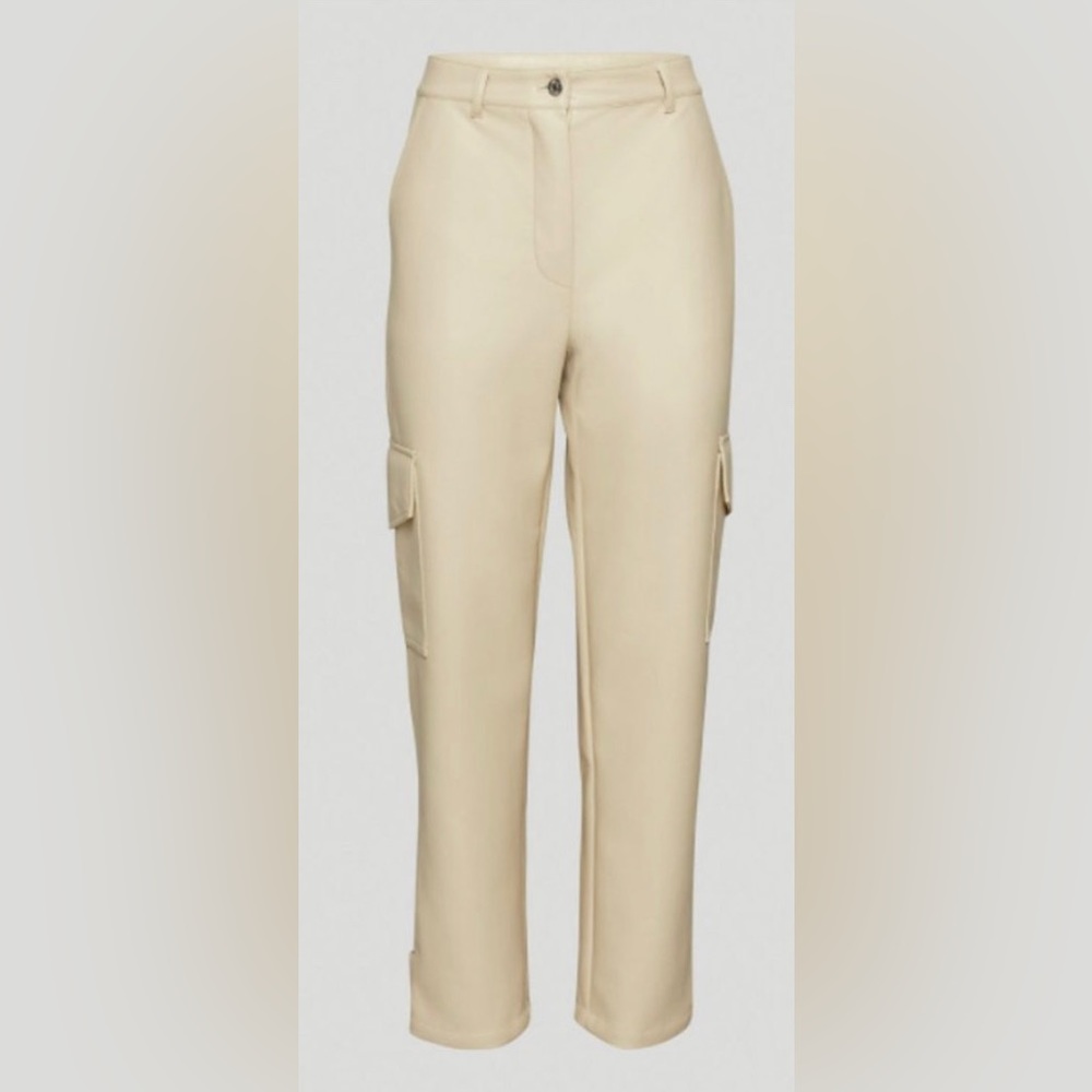NWT Aritzia Wilfred Modern Cargo pant in vegan leather, sand white, size 2